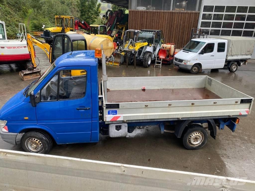 Mercedes-Benz 208 D Camion plateau