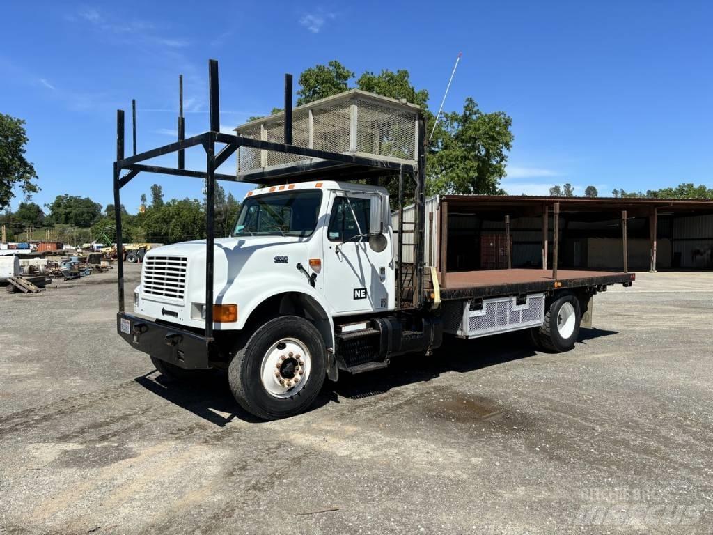 International 4900 Camion plateau
