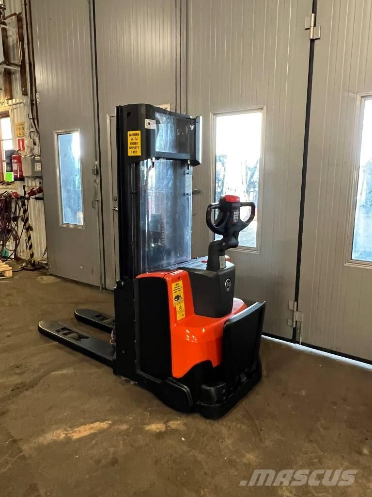 BT truck SWE 120 L Gerbeur accompagnant