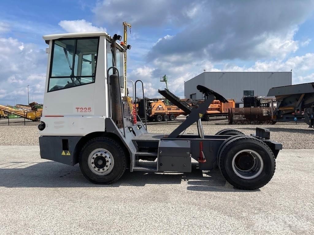  T225 Tracteur de manœuvre