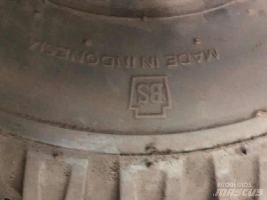 Bridgestone 21x8-9 Pneus, roues et jantes