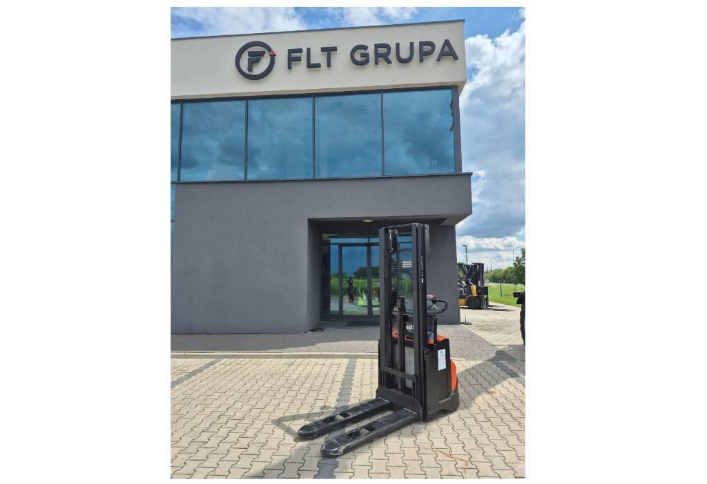 Toyota SWE120 Gerbeur accompagnant