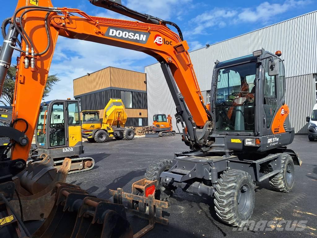 Doosan DX 57 W Pelle sur pneus