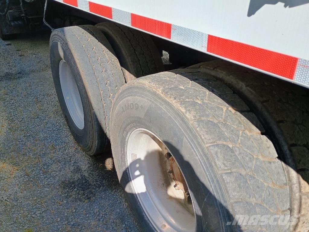 Mack MRU 613 Camion poubelle