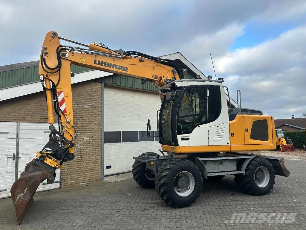 Liebherr A914 Pelle sur pneus