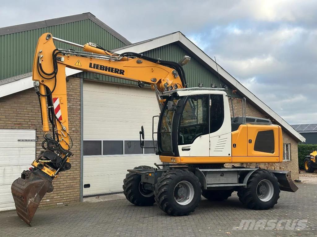 Liebherr A914 Pelle sur pneus