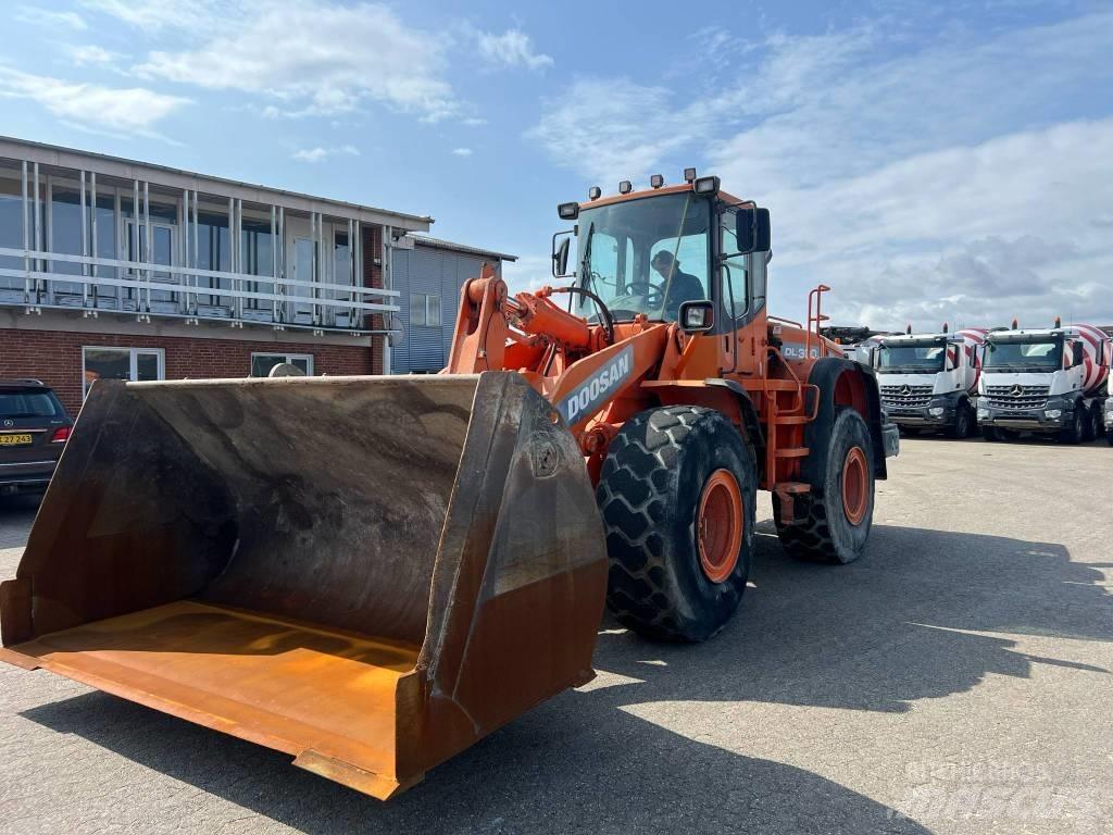 Doosan dl 300 Chargeuse sur pneus