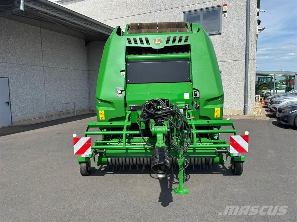 John Deere V451M Presse à balle ronde