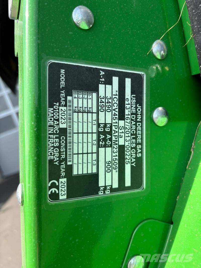 John Deere V451M Presse à balle ronde