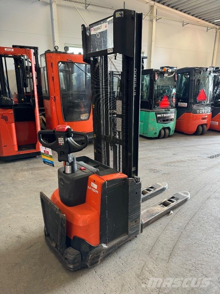 Toyota SWE140L Gerbeur accompagnant