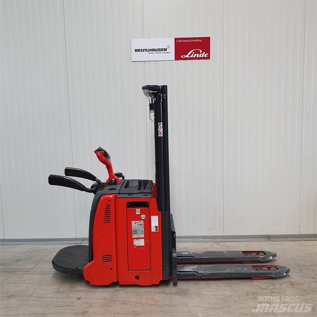 Linde D12AP Gerbeur accompagnant