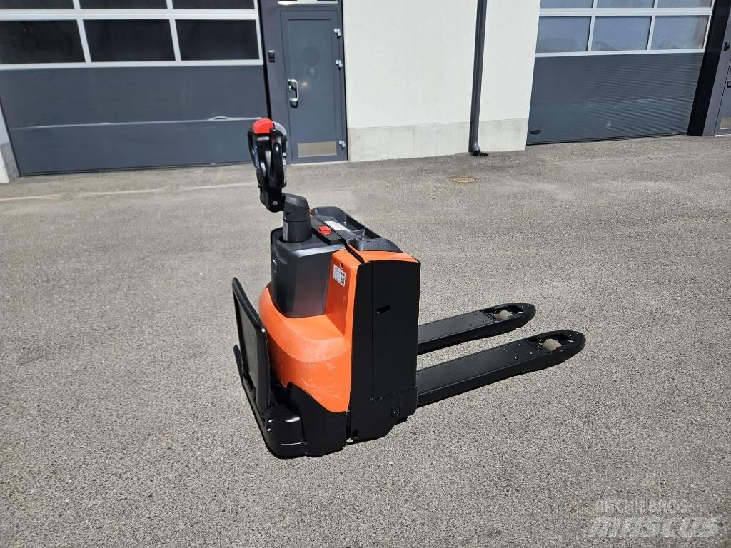 Toyota LWE 200 Transpalette accompagnant porté debout