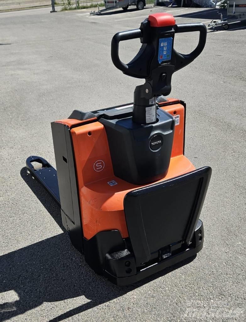 Toyota LWE 200 Transpalette accompagnant porté debout