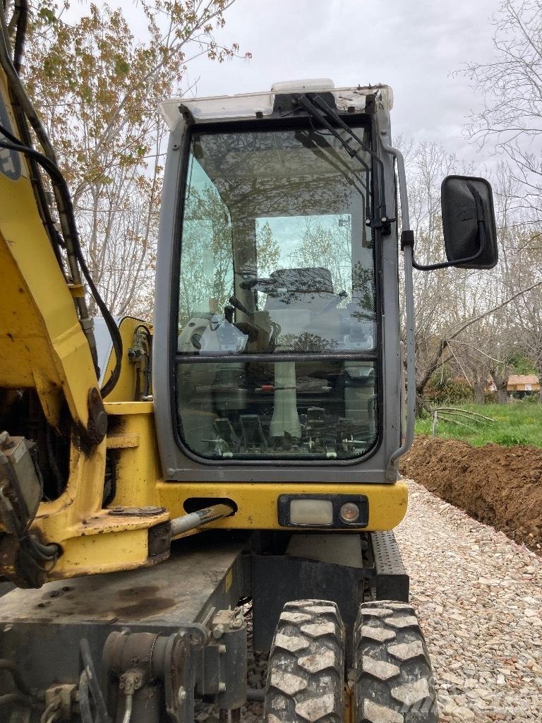 New Holland MH 2.6 Pelle sur pneus