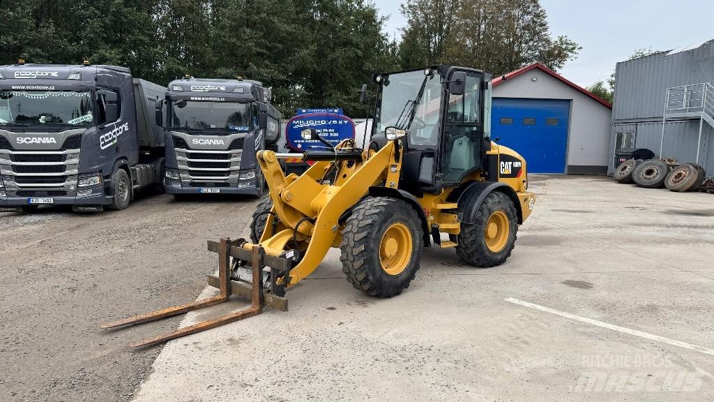 CAT 908 Chargeuse sur pneus