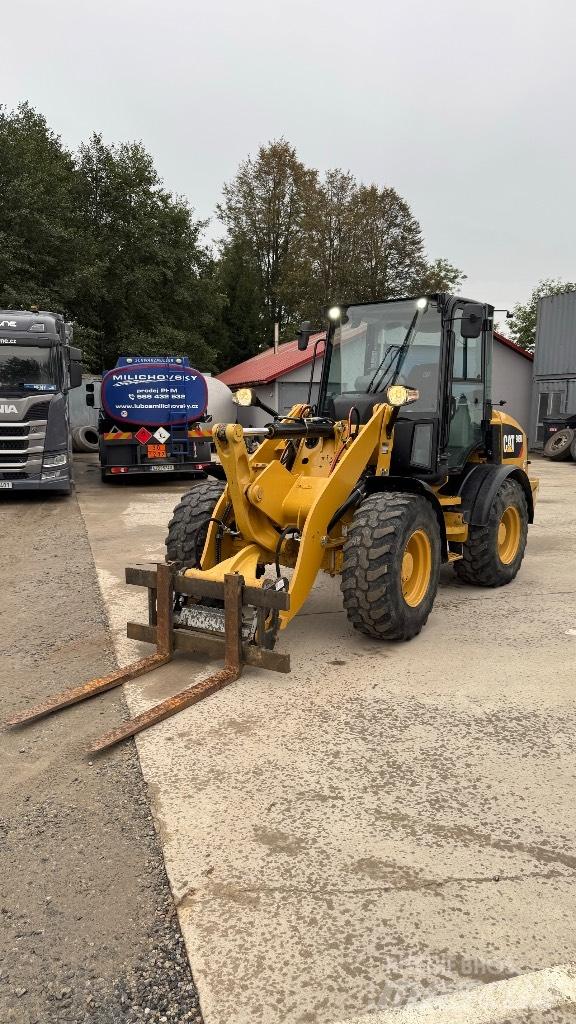 CAT 908 Chargeuse sur pneus