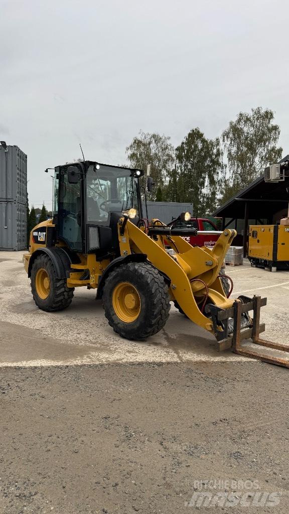CAT 908 Chargeuse sur pneus