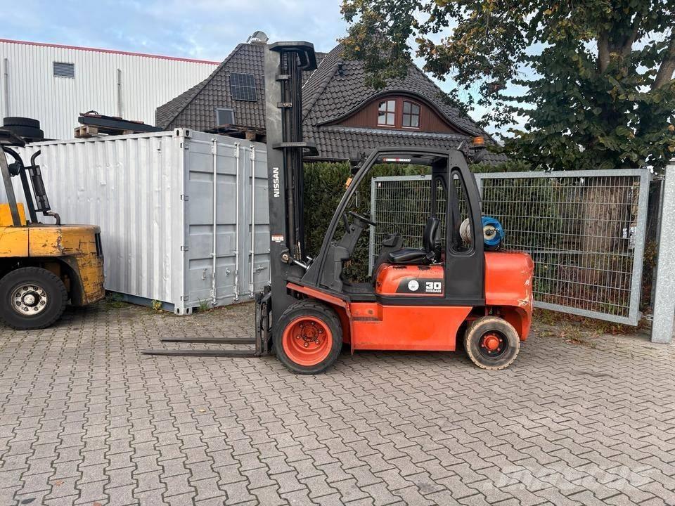 Nissan UGD02 A 30 PQ Chariots GPL