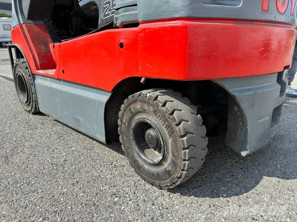 Toyota 7 FB 25 Chariots élévateurs électriques