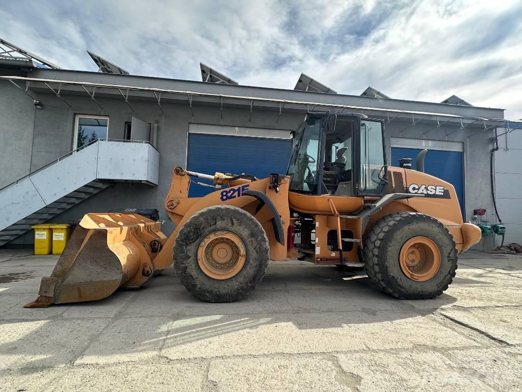 CASE 821 E Chargeuse sur pneus