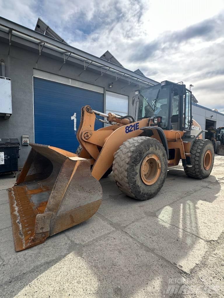 CASE 821 E Chargeuse sur pneus