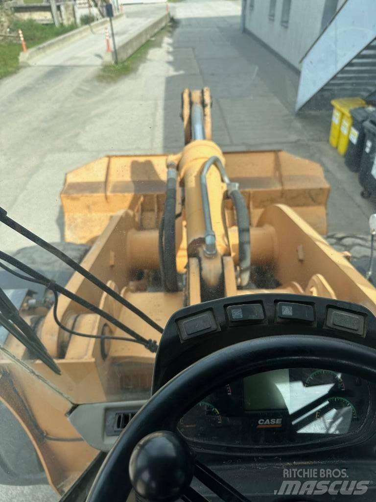 CASE 821 E Chargeuse sur pneus