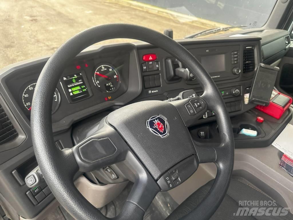 Scania P 370 Camion plateau ridelle avec grue