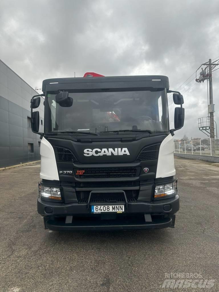 Scania P 370 Camion plateau ridelle avec grue