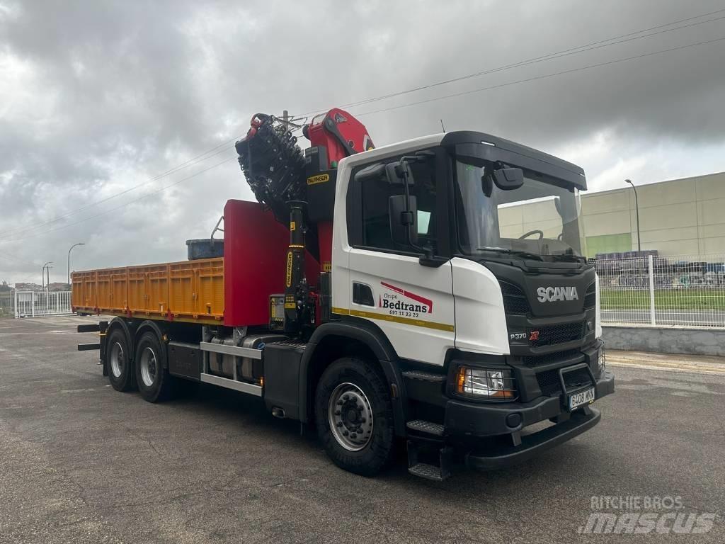 Scania P 370 Camion plateau ridelle avec grue