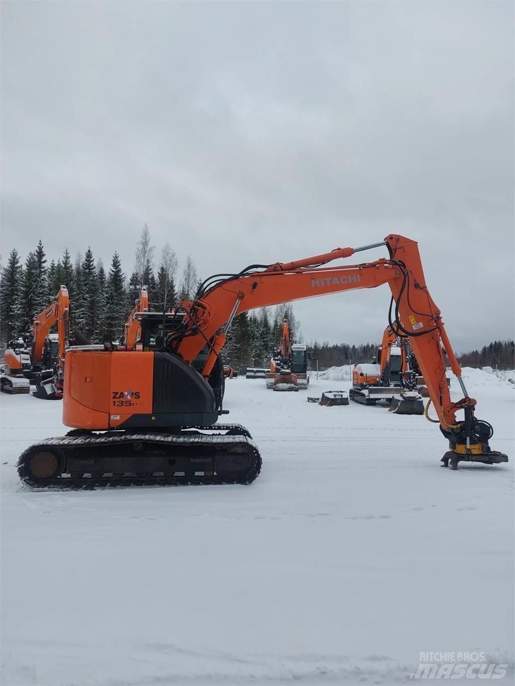Hitachi ZX135US-5B Pelle sur chenilles