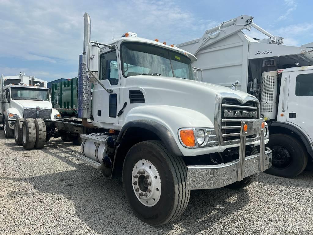 Mack CV 713 Châssis cabine