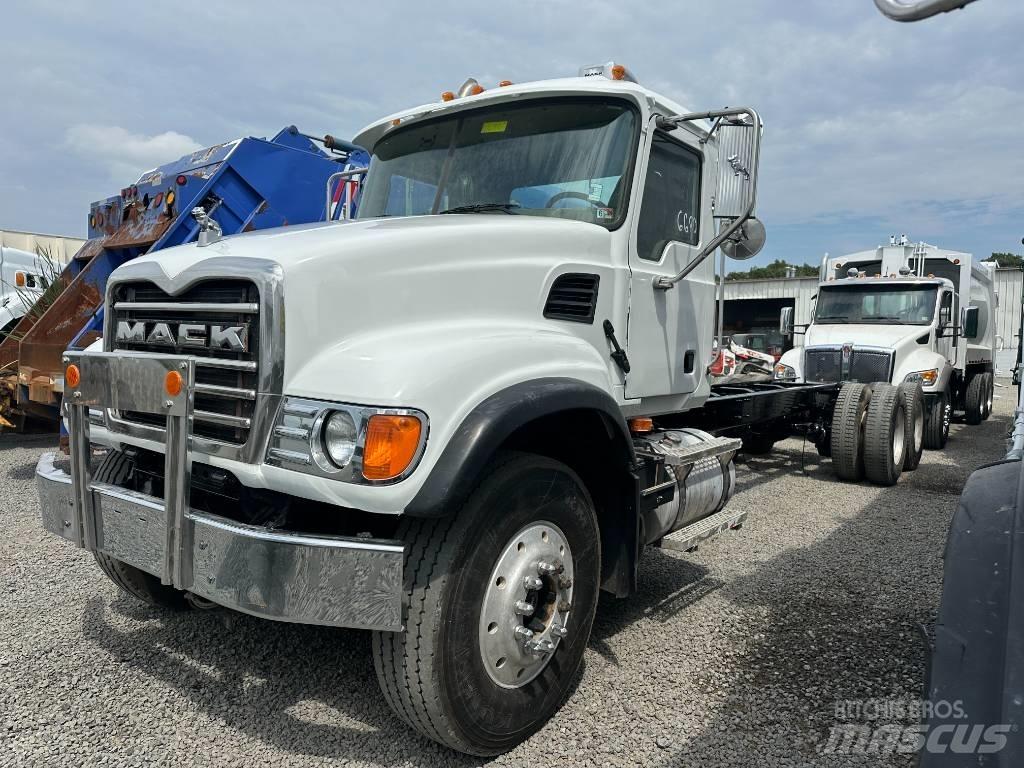 Mack CV 713 Châssis cabine