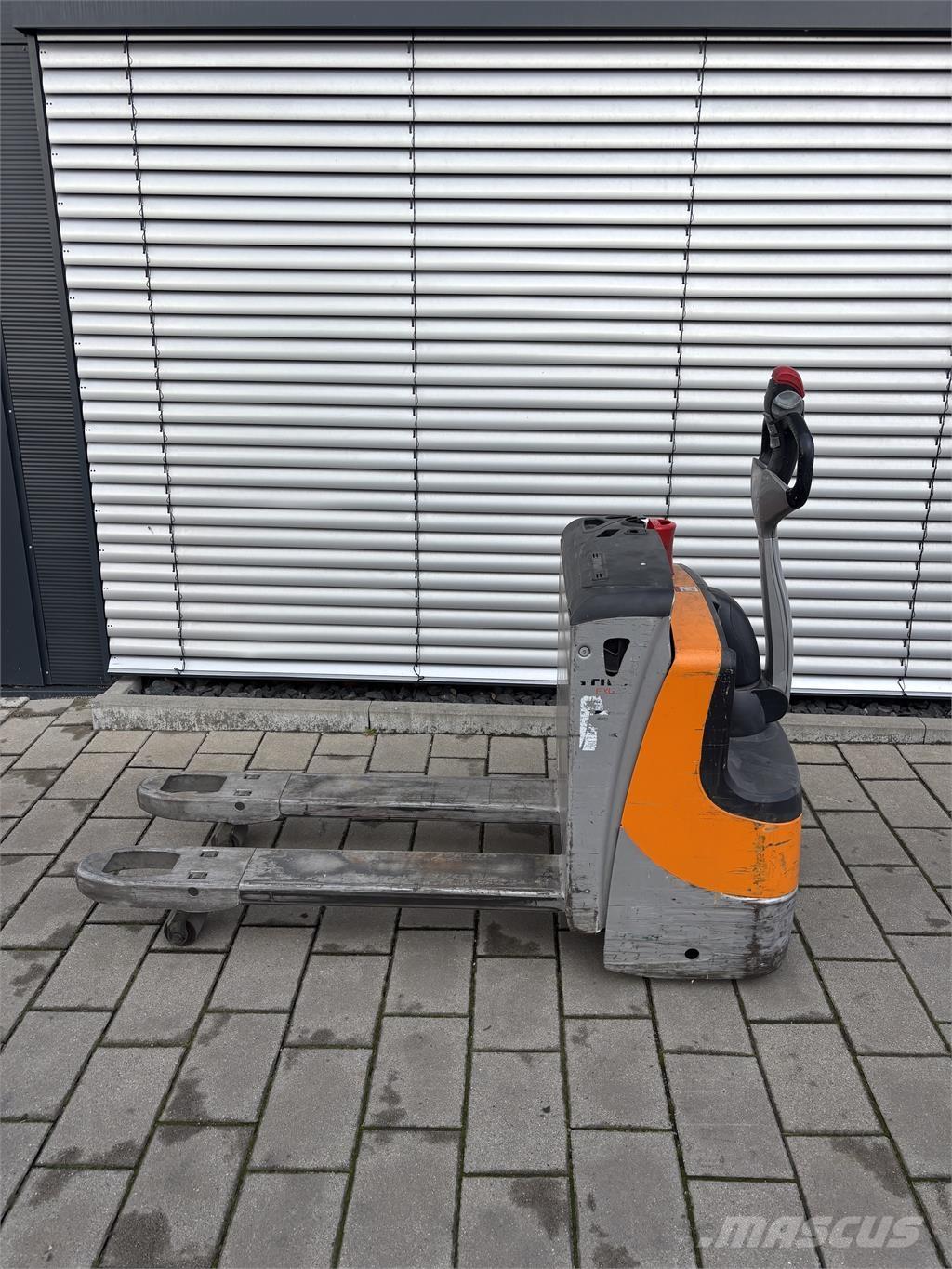 Still EXU16 Gerbeur accompagnant