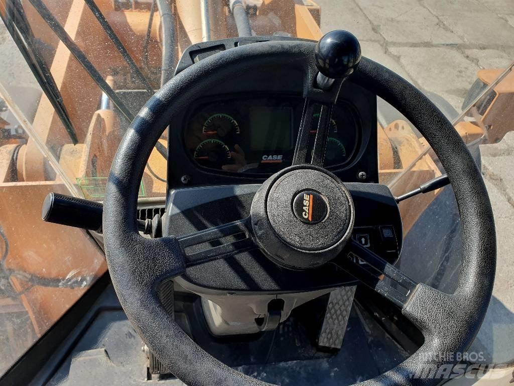 CASE 821 E Chargeuse sur pneus