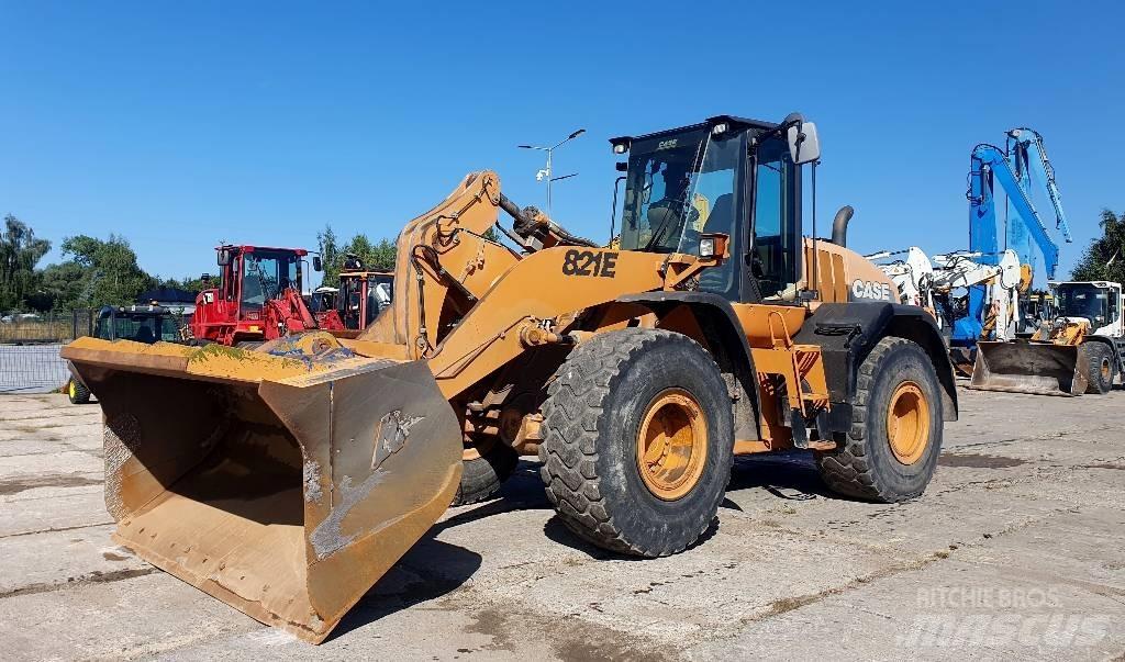 CASE 821 E Chargeuse sur pneus