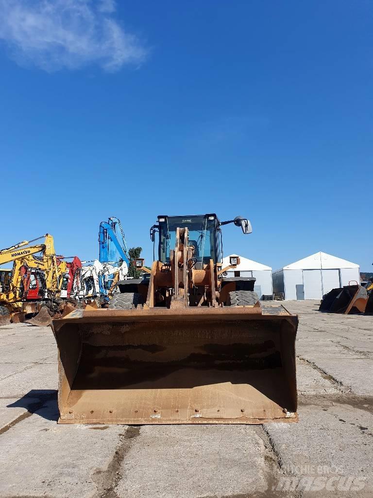 CASE 821 E Chargeuse sur pneus