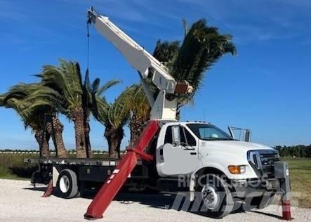 Ford F 750 Camion plateau ridelle avec grue
