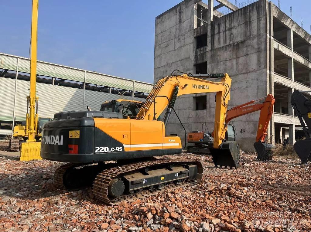 Hyundai R220 Pelle sur chenilles