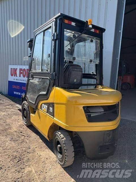 CAT DP 25 NT Chariots diesel