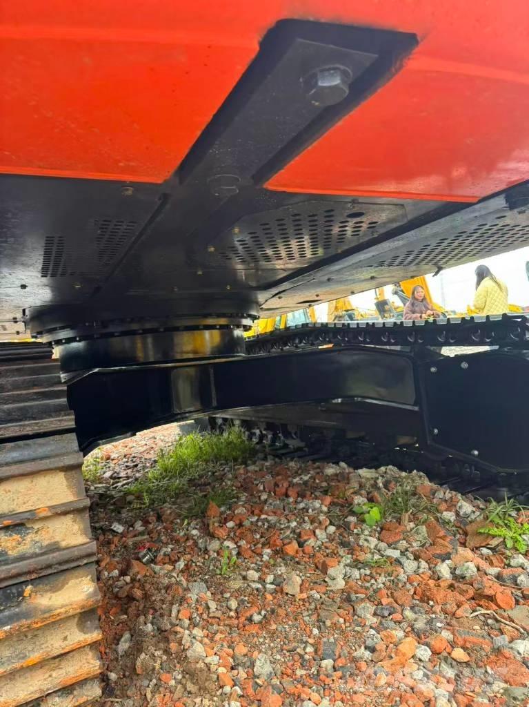 Hitachi ZX 200 Pelle sur chenilles