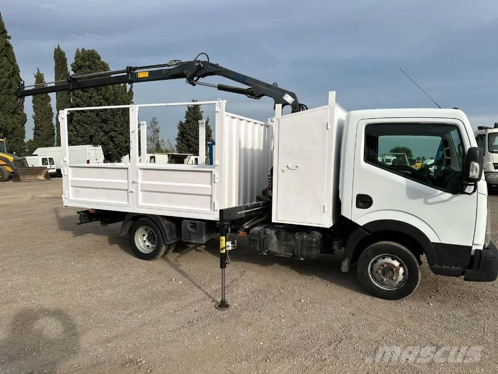 Nissan NT 400 Camion plateau ridelle avec grue