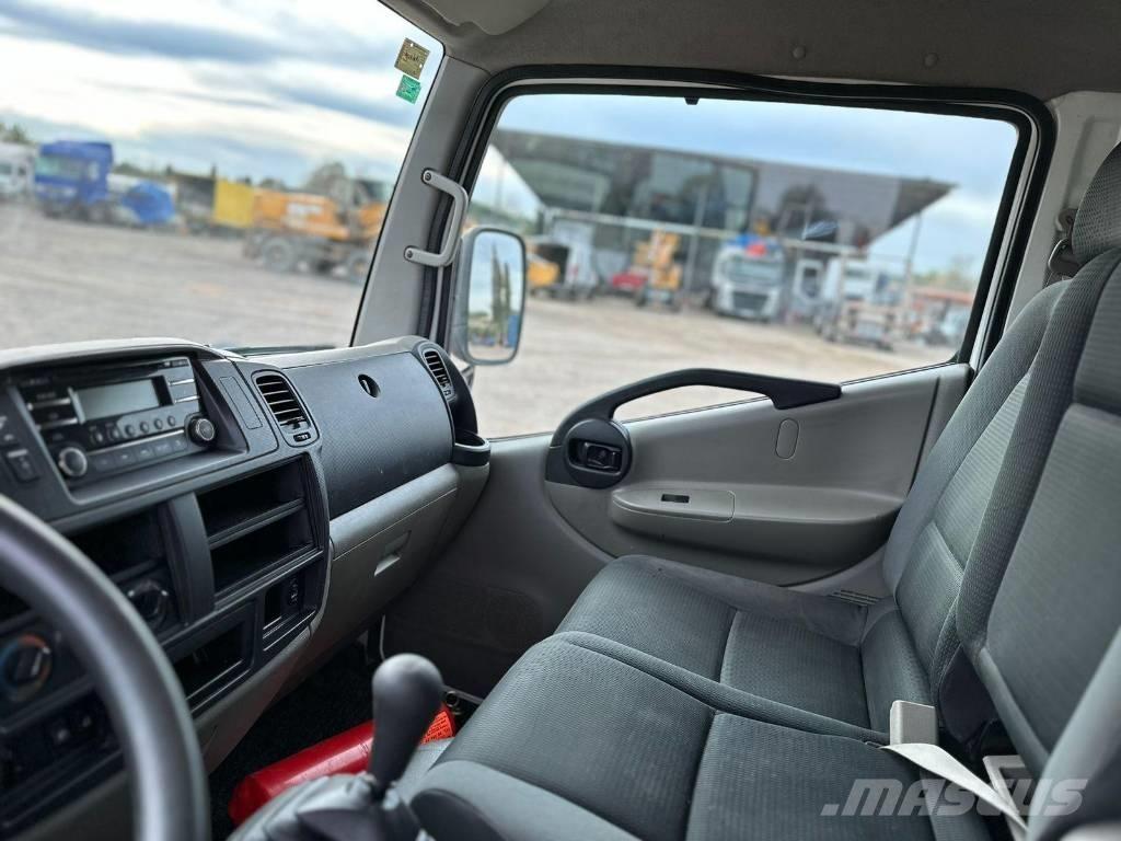 Nissan NT 400 Camion plateau ridelle avec grue