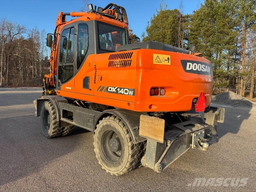 Doosan DX 140 W + vagn Pelle sur pneus