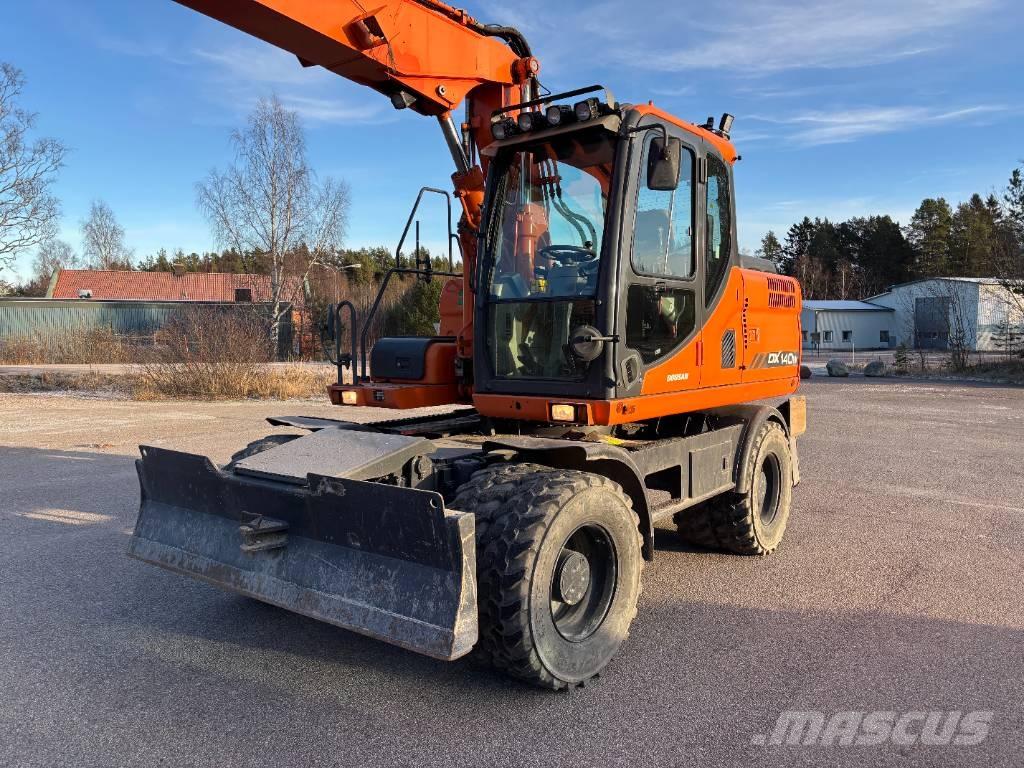 Doosan DX 140 W + vagn Pelle sur pneus