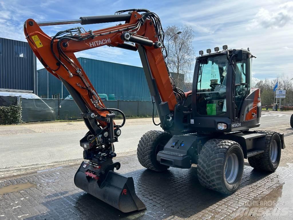 Hitachi ZX95W Pelle sur pneus