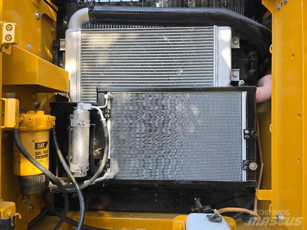 CAT 320D2 Pelle sur chenilles