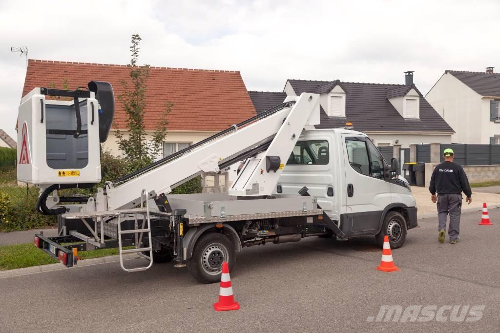 Iveco IS35SI2AA Camion nacelle