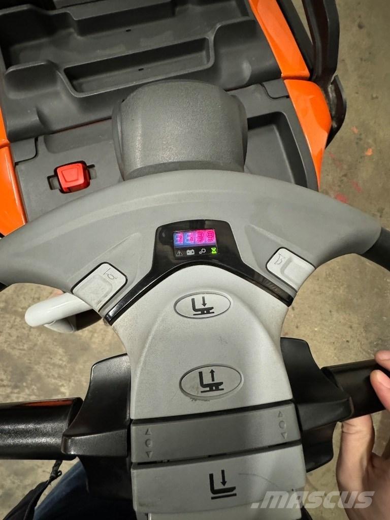 Toyota SPE160L Gerbeur accompagnant