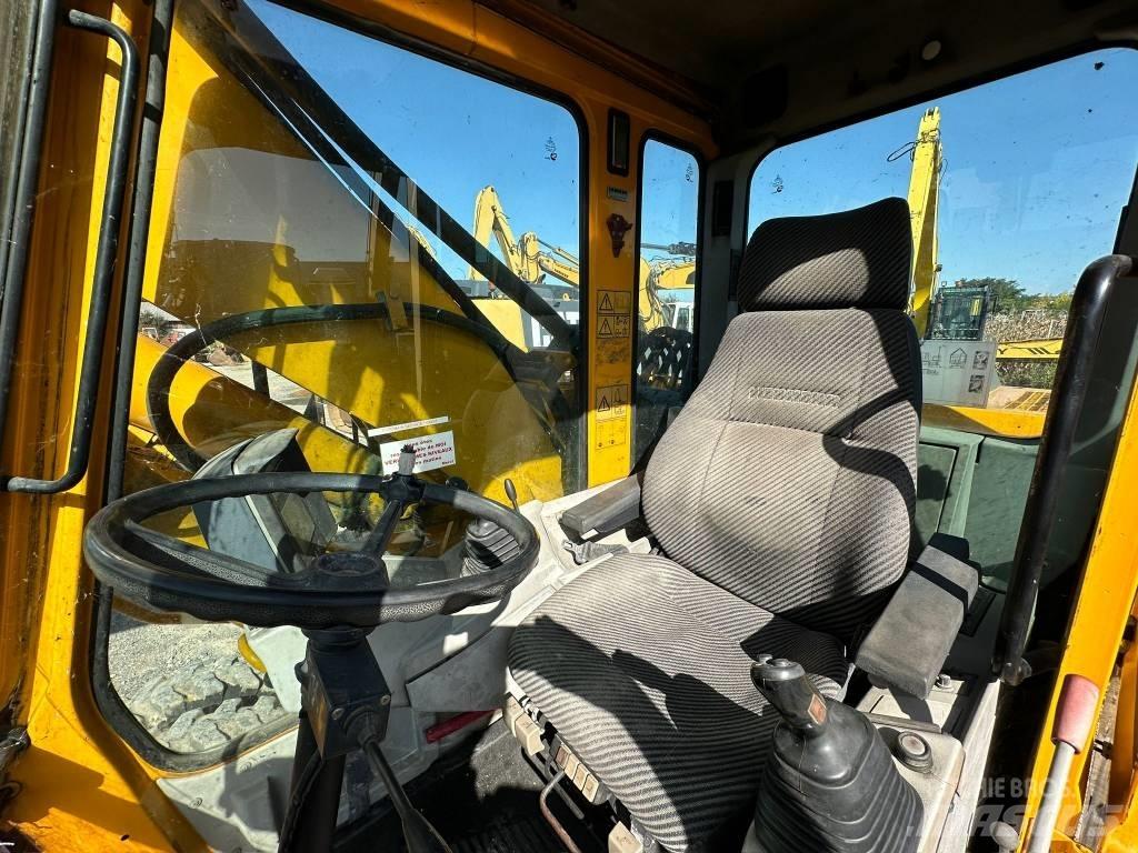 Liebherr A 900 B Pelle sur pneus