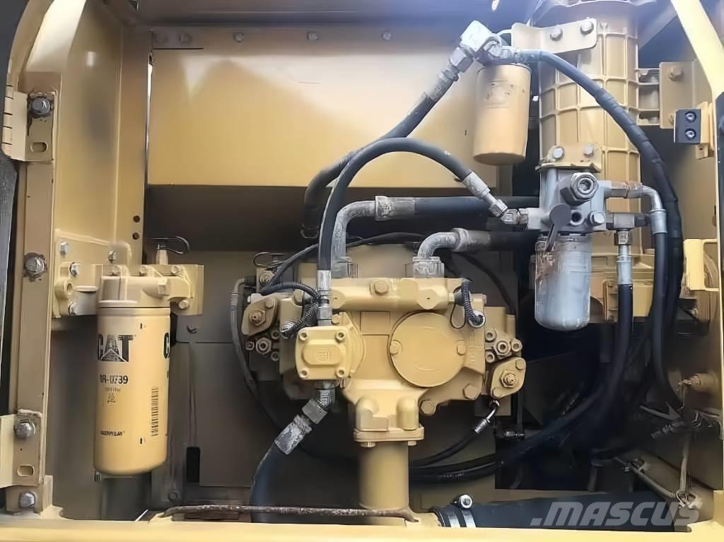 CAT 323 D L Pelle sur chenilles